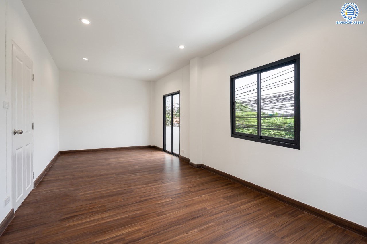 บ้านมือสองตกแต่งใหม่ 3 ชั้น โซนเศรษฐกิจ ซอยนวนิช ปากเกร็ด เนื้อที่ 23 ตร.ว. ฟังก์ชัน 3 ห้องนอน 3 ห้องน้ำ จอดรถได้ 1 คัน บนทำเลเมือง ใกล้เซ็นทรัลแจ้งวัฒนะ จุดขึ้นทางด่วนแจ้งวัฒนะ และรถไฟฟ้าสายสีชมพู "สถานีเลี่ยงเมืองปากเกร็ด"...